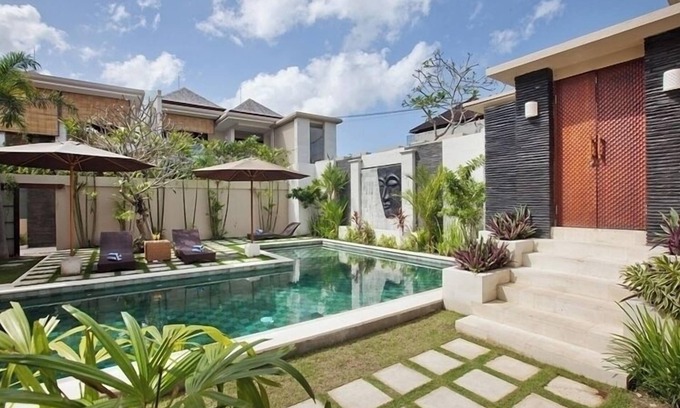 Batubelig Villa | Beautiful appointed, 6 Bedroom Villa, Walk To Batu Belig Beach