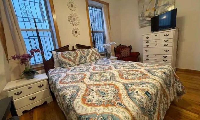 Crown Heights House | Beautiful Apt Prospect Hts steps from Broklyn Museum Garden 20 min Man/Times Sq.