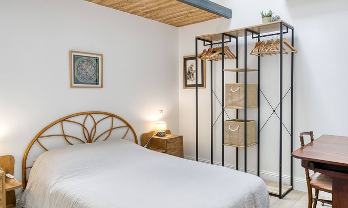Trevoux Apartment | Beautiful artist's duplex in the historic center