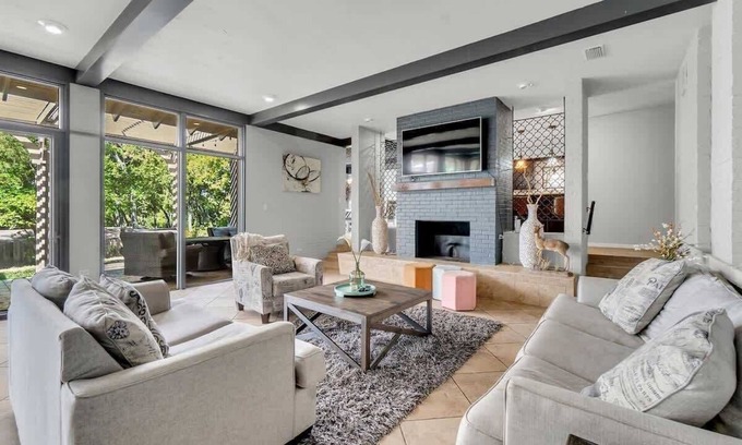 Riverside House | Beautiful Austin Retreat | Pool |Large Backyard | Sleeps 10
