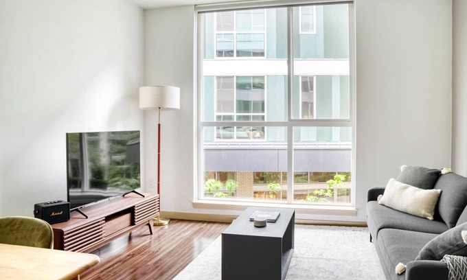 Old Ballard Apartment | Beautiful Ballard 1BR w/W/D, BBQ & Gym, near Waterfront, by Blueground