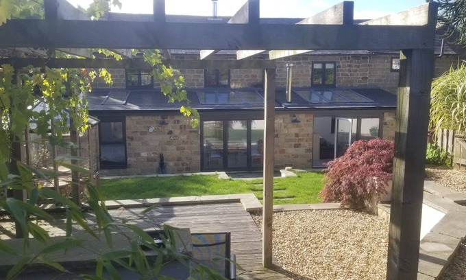 Tansley House | Beautiful Barn with hot tub close to Inn and falls walk