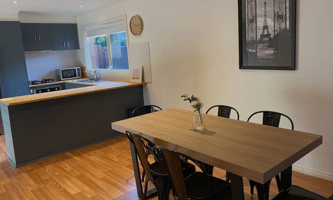 Bayswater House | Beautiful Bayswater Location 3BR Home by Dandenong Creek