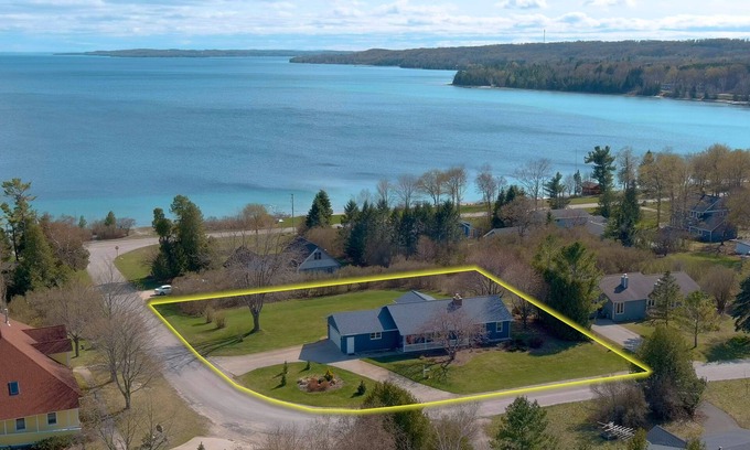 Omena House | Beautiful Bayview 3 bedroom, 3 bath home/walking distance to beach. Sleeps 9.