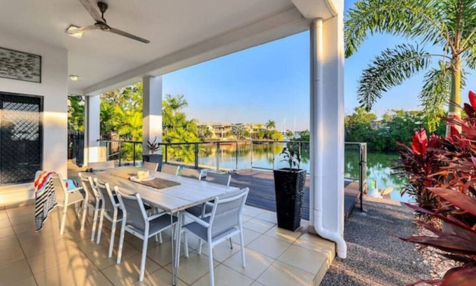 Woolner House | Beautiful Bayview King Beds Pool Water frontage