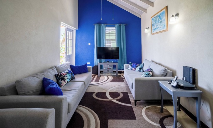 Providence Apartment | Beautiful spacious 2 Bedroom Apartment with Pool near beach, shops and Golf Club