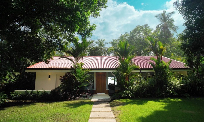 Esterillos Este Villa | Beautiful Beachfront Home in Esterillos