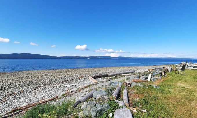 Sliammon Cabin | Beautiful Beach Cabana with ALL the amenities, right on the Ocean!