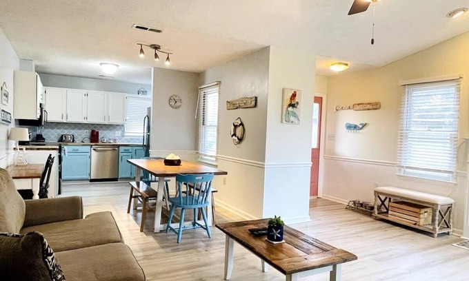 Little River House | Beautiful beach cottage in Little River!