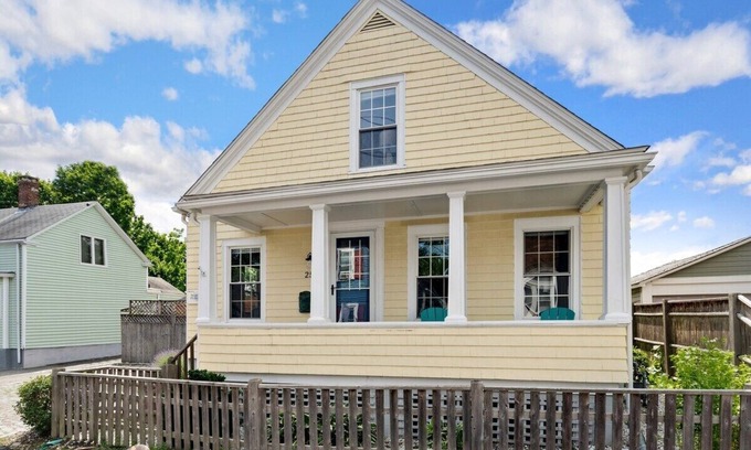 Bristol House | Beautiful Beach Cottage in Downtown Bristol