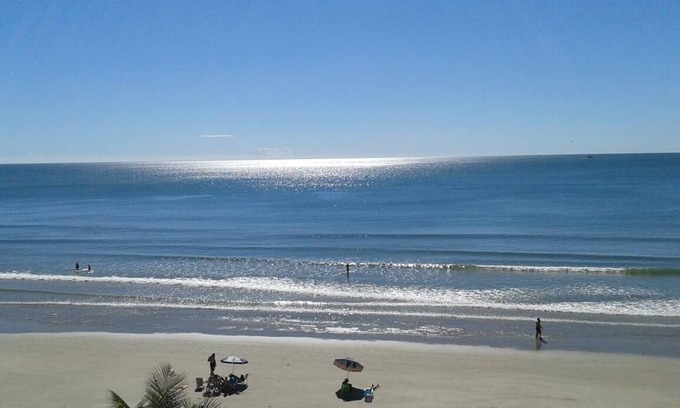 Itapema Apartment | BEAUTIFUL BEACH COVERAGE FOR 11 PEOPLE - MEIA PRAIA, ITAPEMA/SC