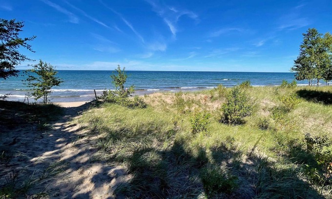 Upper Peninsula House | Beautiful Beach House on Lake Superior 15 min to downtown Marquette