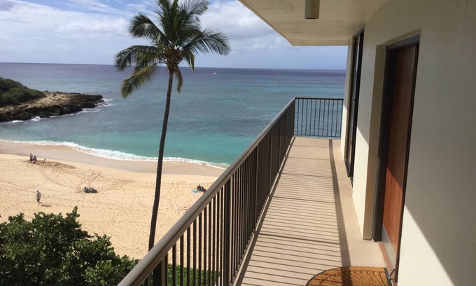 Makaha Condo | Beautiful Beachfront Corner Unit Condo with wraparound lanai