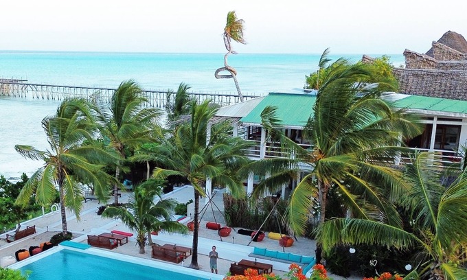 Zanzibar Town Villa | Beautiful beachfront boutique hotel with infinity pool, facing the indian ocean