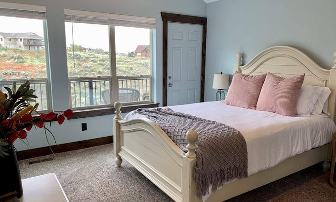 Sweetwater Cabin | Beautiful Bear Lake Cabin Retreat - sleeps 14!