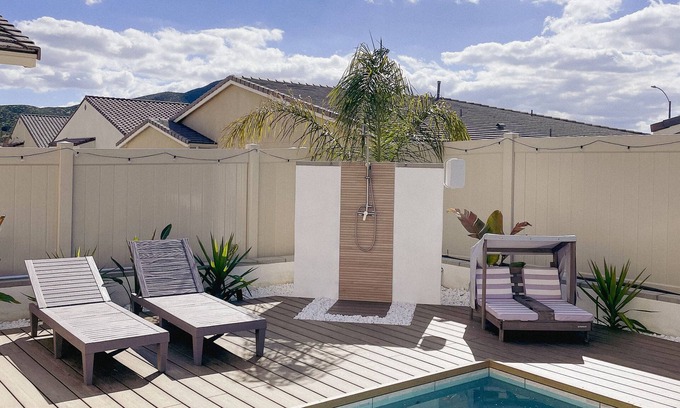 Temecula Bed & Breakfast | Beautiful Bedroom With Pool View