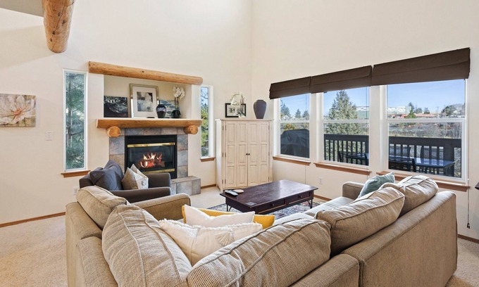 Boyd Acres House | Beautiful Bend Townhouse - Country Feeling Right in Town!