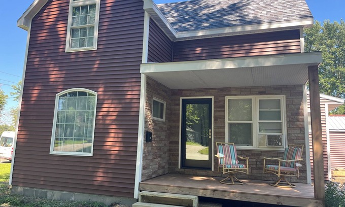 Storm Lake House | Beautiful Big 3-bedroom house with WiFi, AC in tranquil Storm Lake