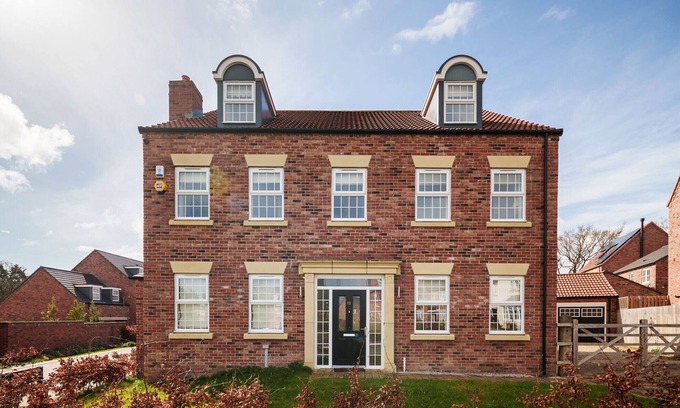 Adel House | Beautiful Big Family Home: Sleeps 10, Park 3 Cars