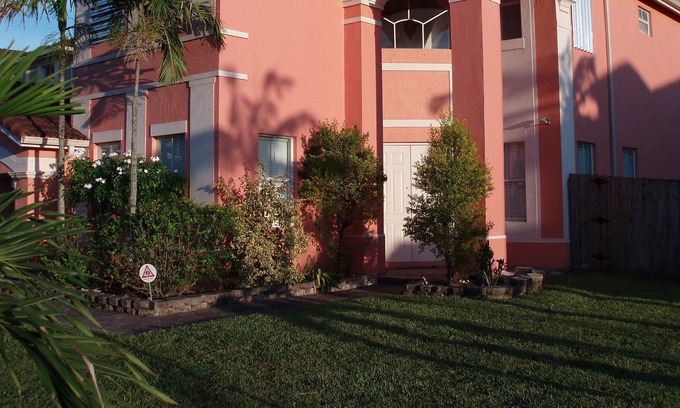 Miami Lakes House | Beautiful Big House In Miami with HEATED POOL