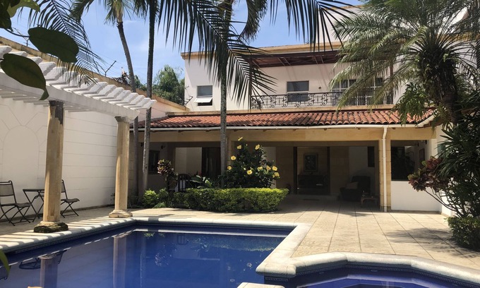 Ciudad Jardin House | Beautiful big house, near restaurants, unicentro, jardín plaza and more.