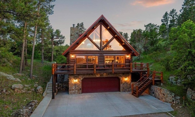 Piedmont House | Beautiful Black Hills Log Home with Loft and 360' Views!