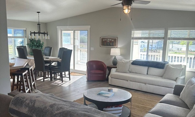 Coulee City House | Beautiful Blue Lake Retreat Home with Lakeside Access and Dock