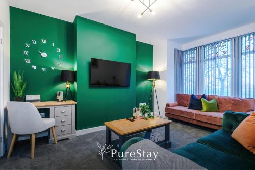 Low Moor House | Beautiful Bradford 3 Bedroom Home Sleeps 8 with Parking by PureStay