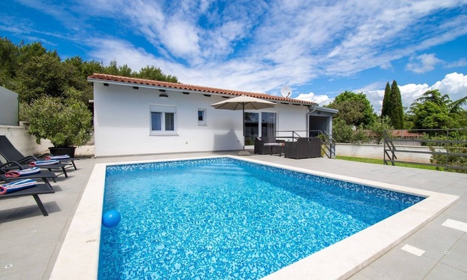 Pula House | Beautiful brand new villa * with heated swimming pool, summer kitchen, WiFi, grill