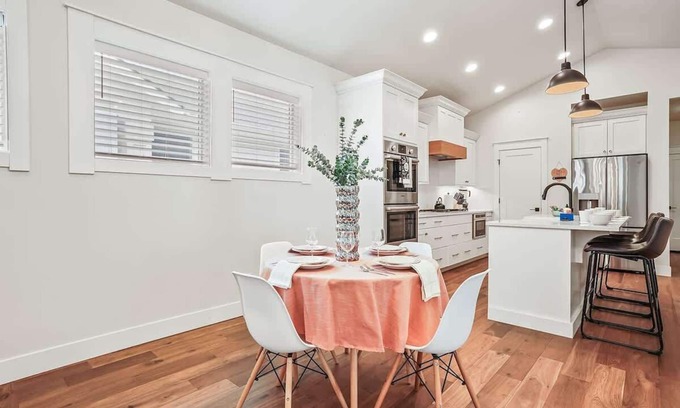 Meridian House | Beautiful Brick Bungalow Private 4 Bedroom Home
