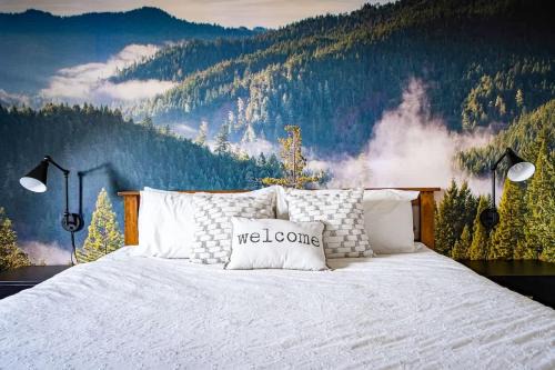 The Blue Mountains House | Beautiful & Bright 3 Bed Townhome Near Village