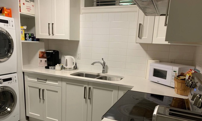 Marpole House | Beautiful, Bright, Cozy 2 bedrooms private Suite in a new house close to Airport