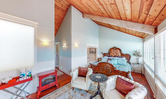 Historic Bayfront House | Beautiful Briny Retreat