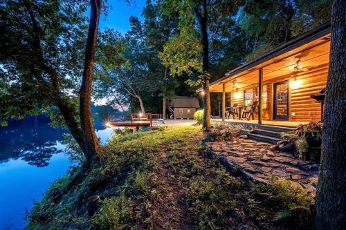 Broken Bow House | Beautiful Broken Bow Cabin with Private River Access