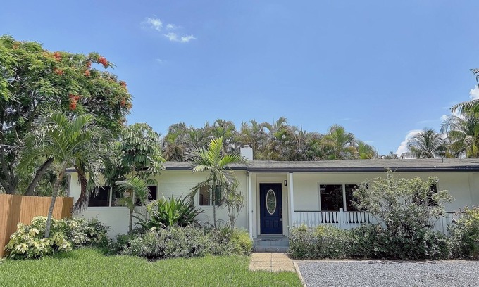 Poinsettia Heights House | Beautiful Bungalow in the heart of Ft Lauderdale at very calm street.