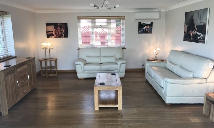 Ramsden Heath House | Beautiful Bungalow adjacent to fishing lake