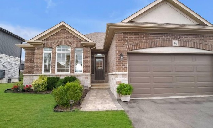 Quinte West House | Beautiful bungalow by the water