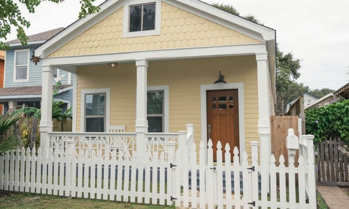 Galveston House | Beautiful bungalow, close to the beach, pets are welcome!