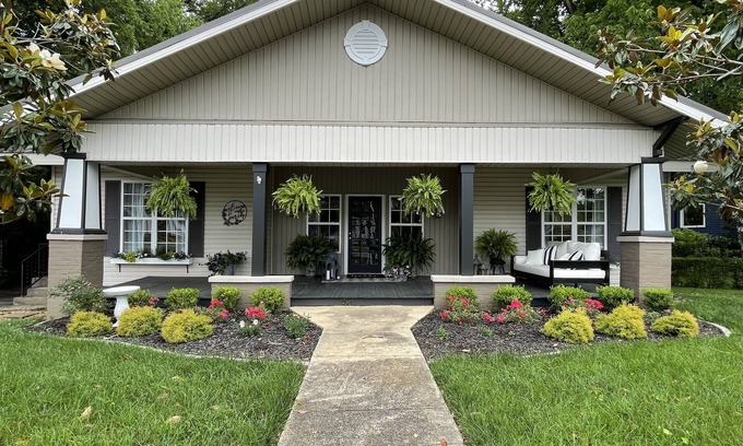 Shelbyville House | Beautiful Bungalow in Historic District! Sleeps 8.