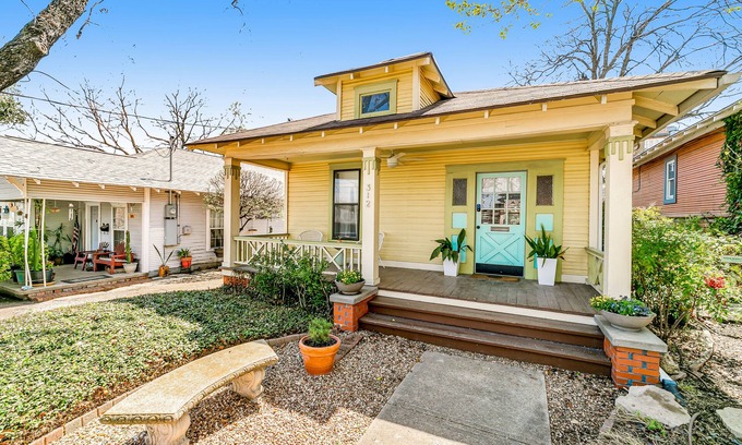 Oak Cliff House | Beautiful bungalow with eclectic art, home office, yard, AC, & WiFi