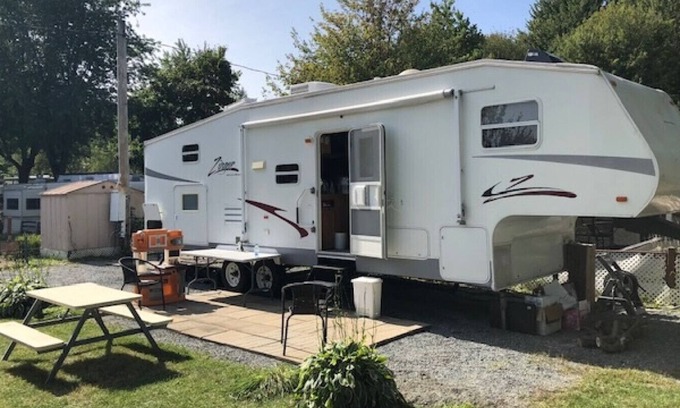 Saint-Jean-Baptiste RV Rental | beautiful caravan well maintained with all services