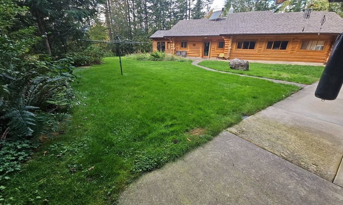Harrison Hot Springs House | Beautiful Cozy Log House. Rancher style, sleeps 8 people comfortably.