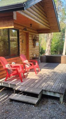 East Kootenay Ski Chalet | Beautiful Cabin near Radium Hot Springs with private hot tub