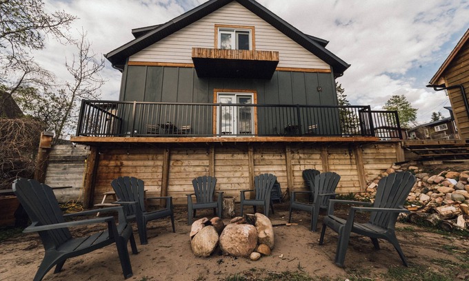 Division No. 10 Cabin | Beautiful Cabin on the Water