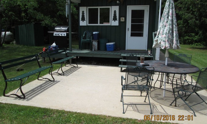 Little Lake Cabin | Beautiful Cabin Comfortably Sleeps 6