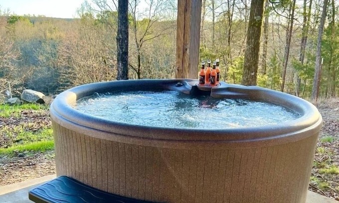 Hatton Cabin | Beautiful Cabin. Gillham lake. Enjoy the Hot Tub
