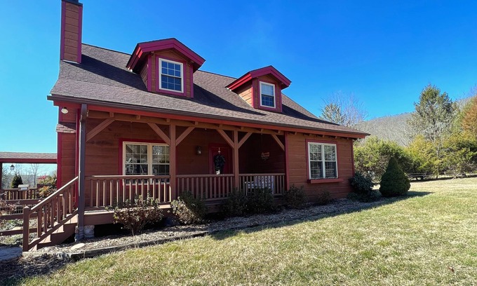 Mills River Cabin | Beautiful cabin in charming Mills River with hot tub