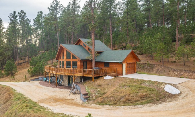 Benchmark Cabin | Beautiful Cabin near Deadwood and Sturgis