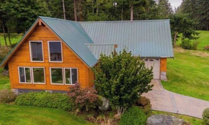 Everett Cabin | Beautiful Cabin on Hat Island in the Puget Sound