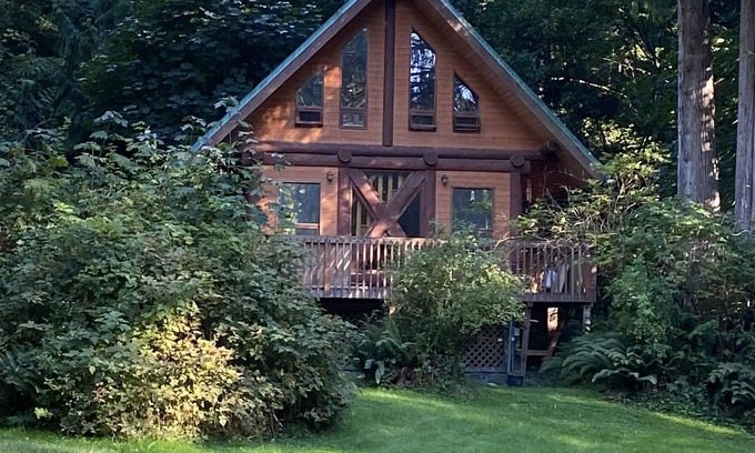 Courtenay Cabin | Beautiful cabin on the Tsolum River. 5 minutes to Courtenay or Comox